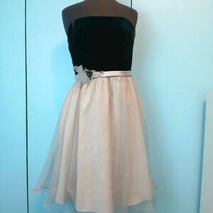 Black/Silver short Gown w Easy Fit bodice & Pockets